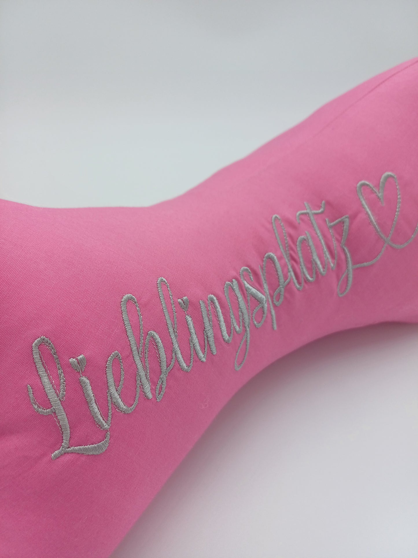 Leseknochen mit Stickerei Lieblingsplatz