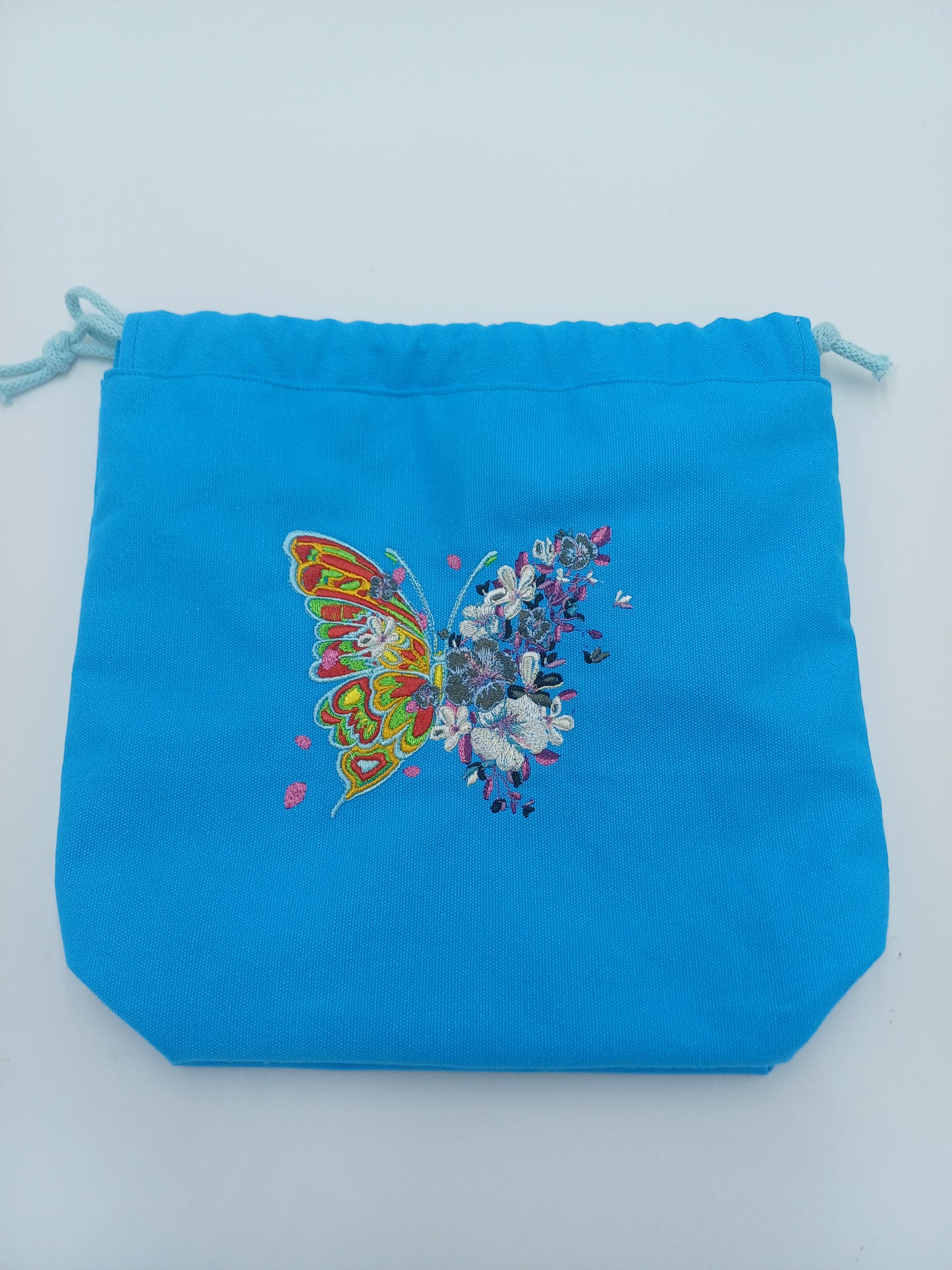 kleine Projectbag mit Kordelzug und Stickmotiv Schmetterling