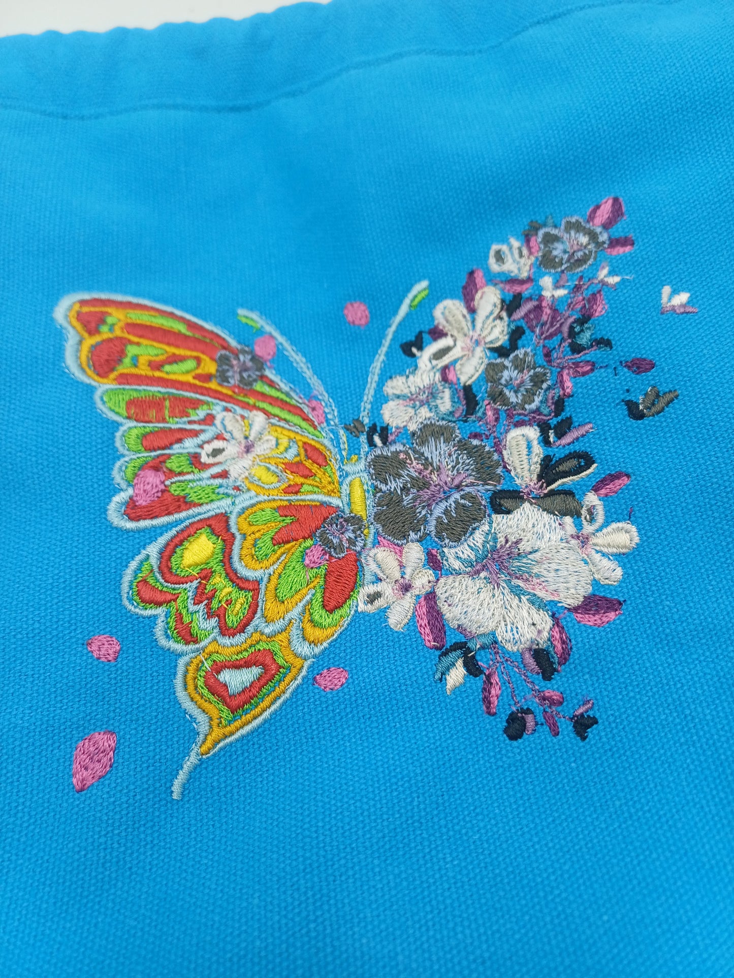 kleine Projectbag mit Kordelzug und Stickmotiv Schmetterling