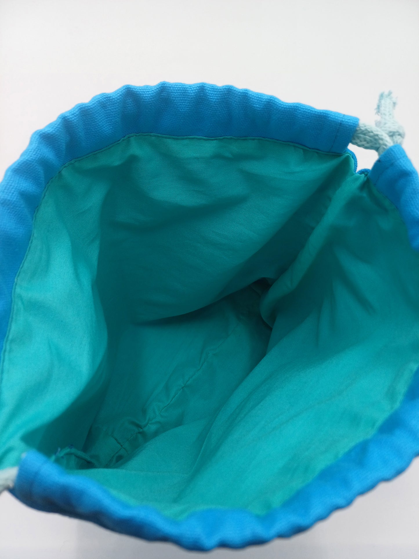 kleine Projectbag mit Kordelzug und Stickmotiv Schmetterling