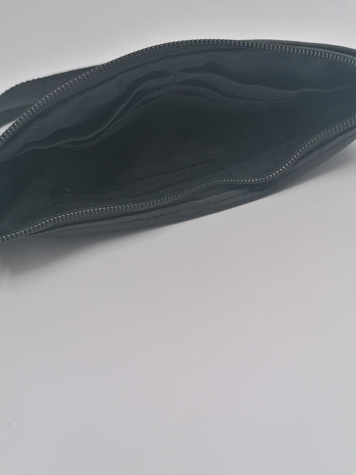 kleine Umhängetasche "Zip N' Go Wallet" schwarz