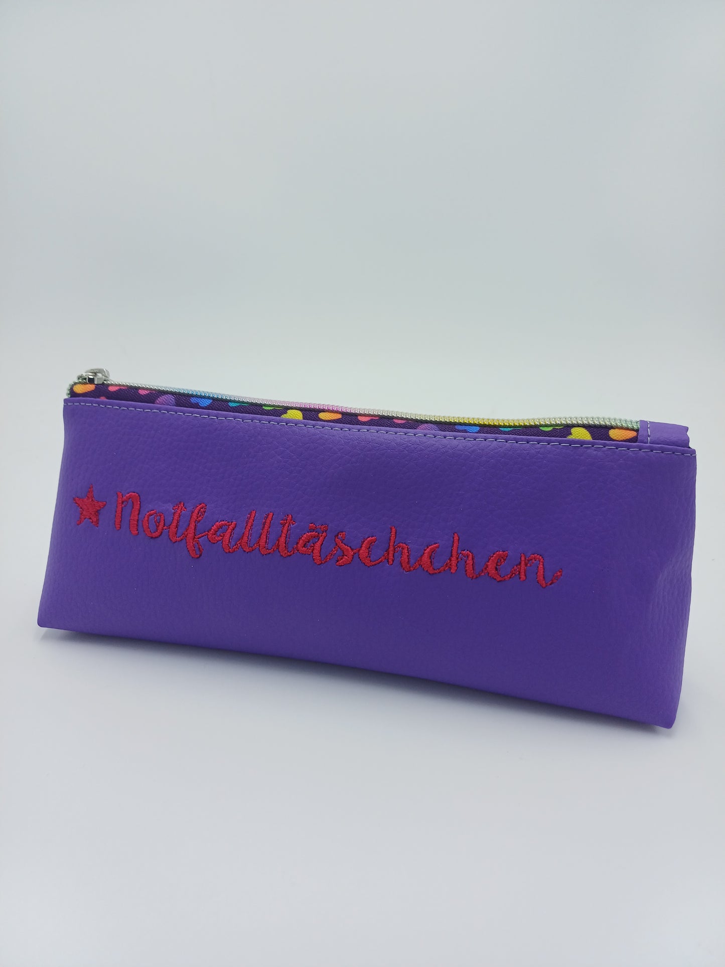 Federtasche mit Stickerei