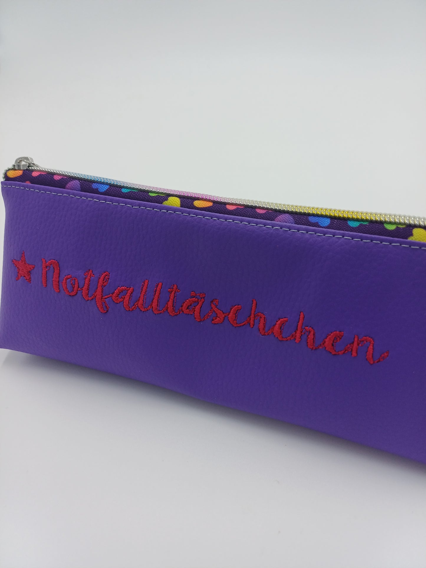 Federtasche mit Stickerei