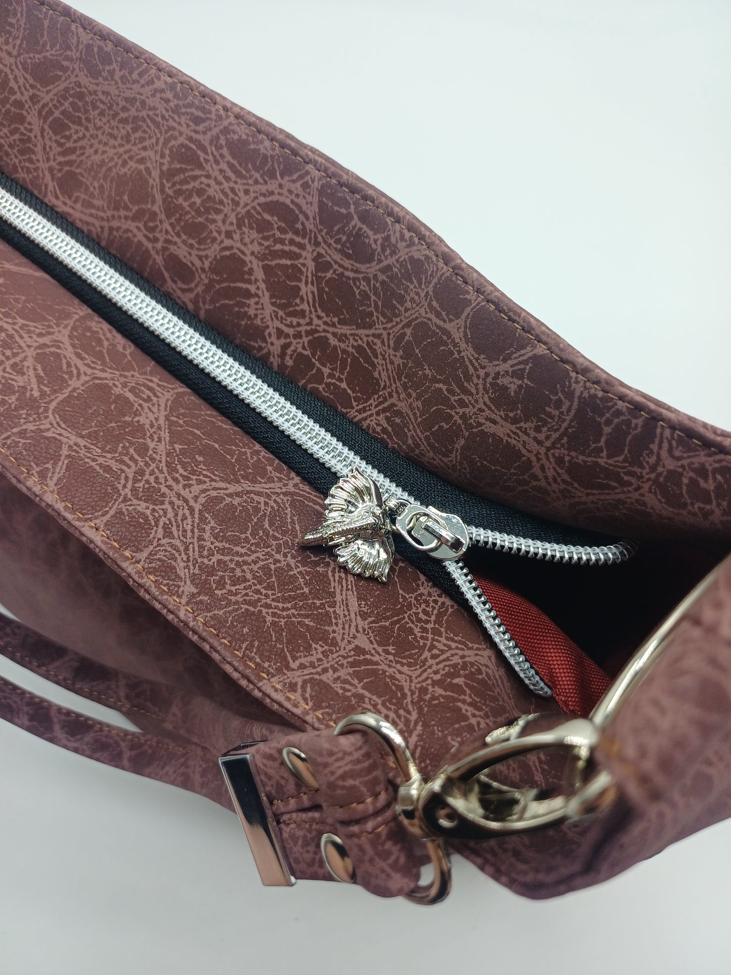 Simplistic Slouch Handbag braun Leo