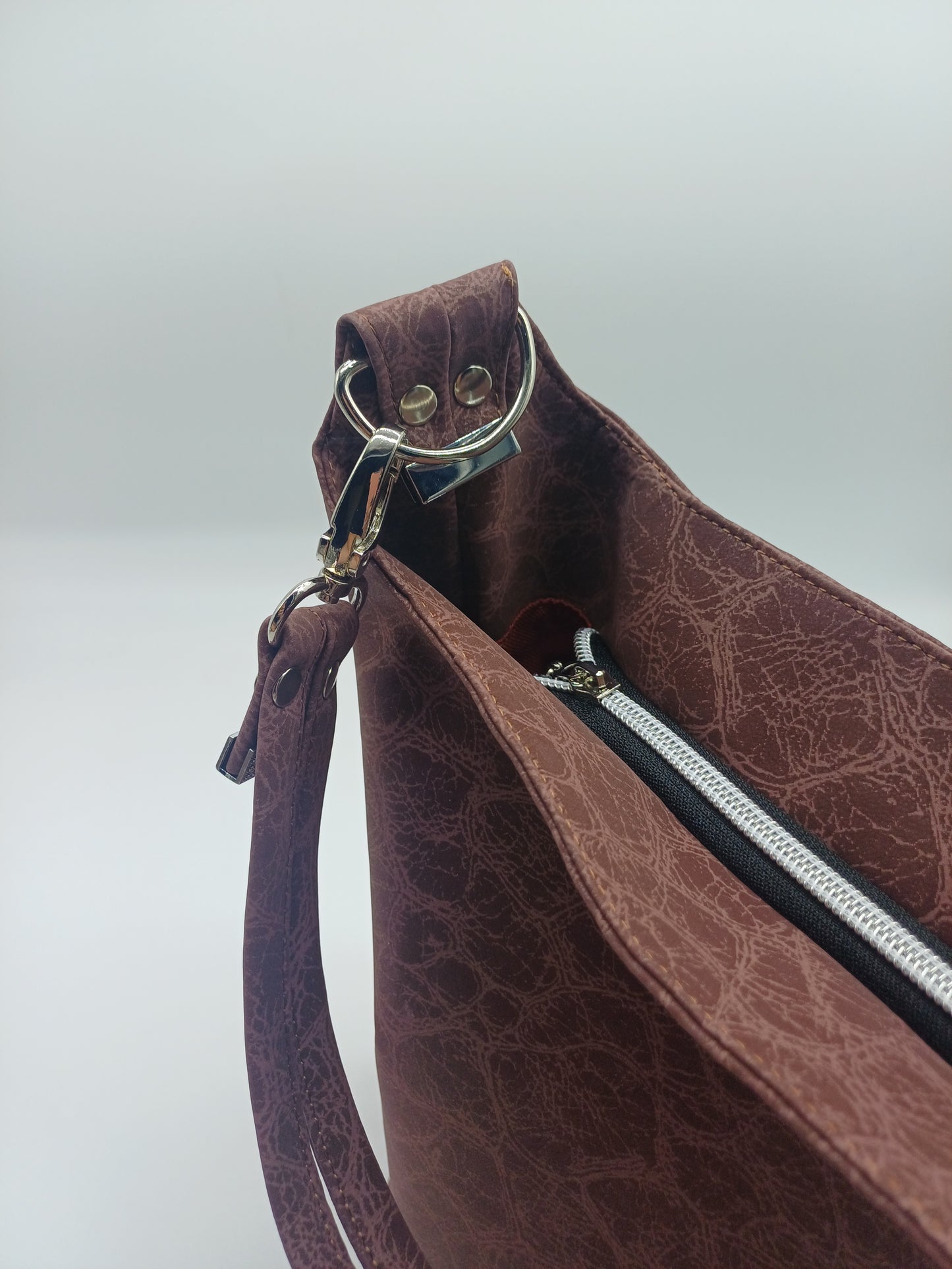 Simplistic Slouch Handbag braun Leo