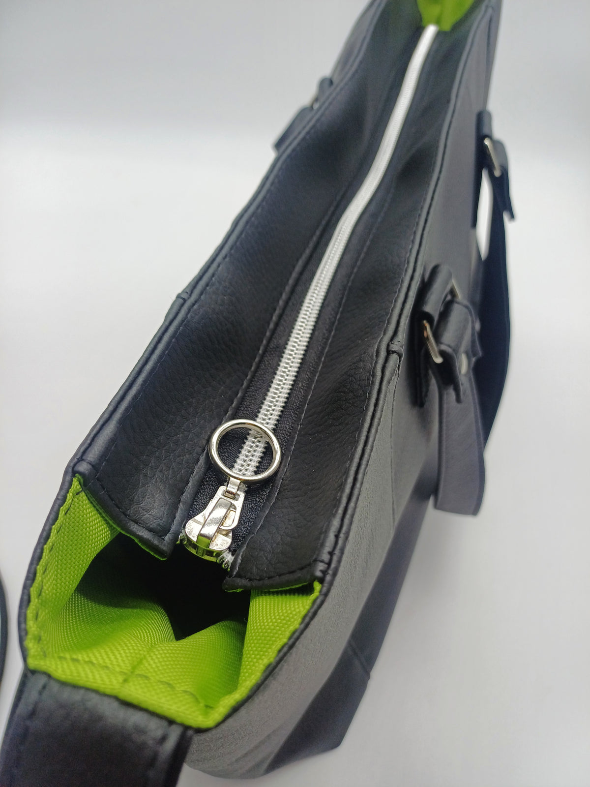 Handtasche mit Katzenmädchen & Schmetterlingen
