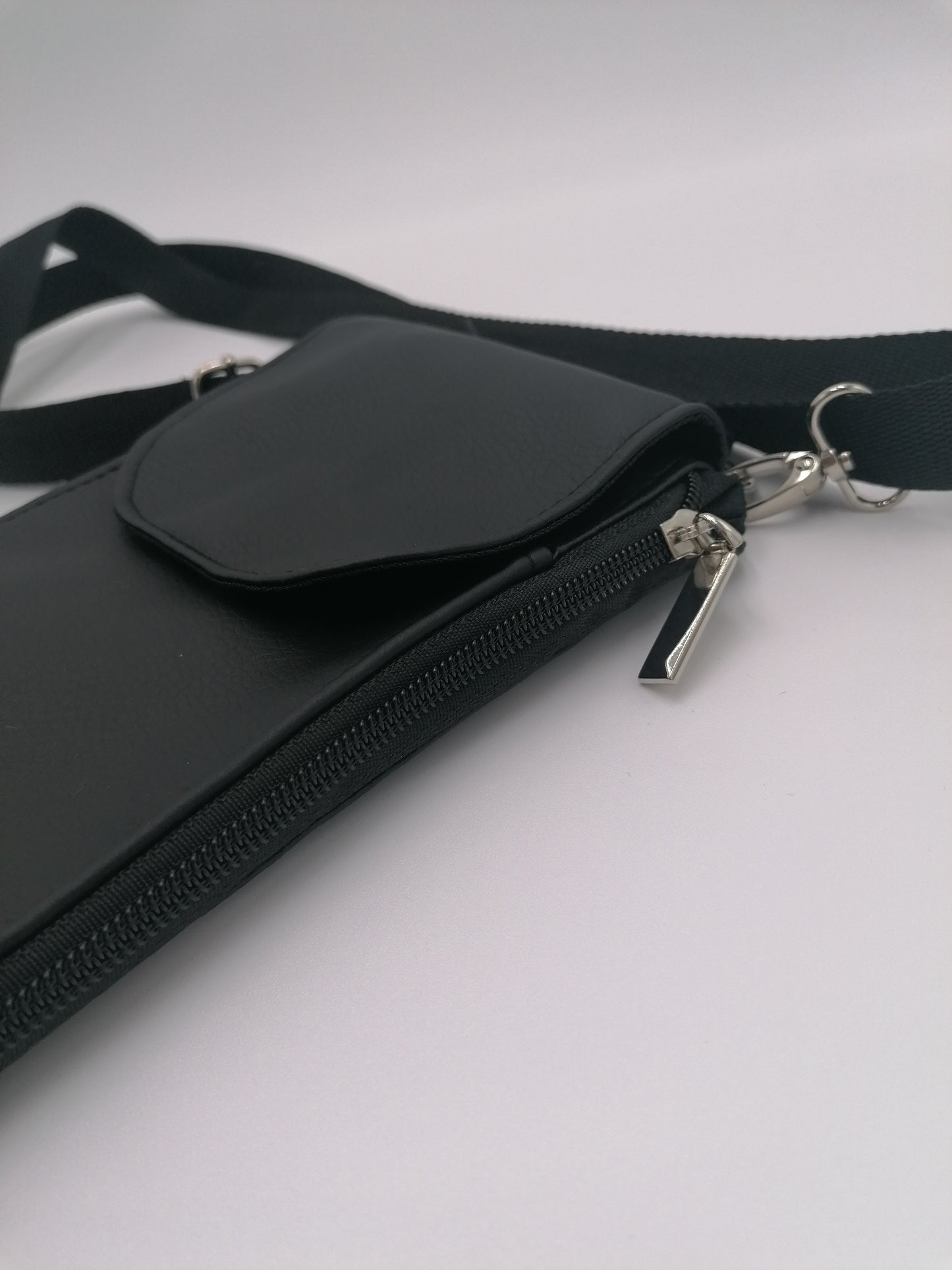kleine Umhängetasche "Zip N' Go Wallet" schwarz